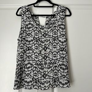 Ladies XL sleeveless 2 layered blouse with button up back.